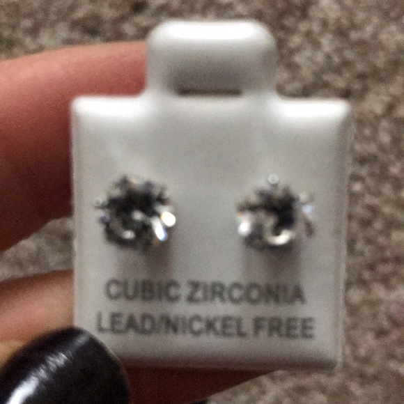 Cubic zirconia diamond earrings - Picture 5 of 8